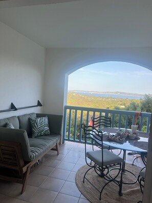 Outdoor dining - 4-person apartment with breathtaking view of the Gulf of Saint-Tropez (Grimaud)