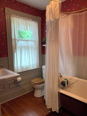 Douche, sèche-cheveux, bidet, serviettes fournies