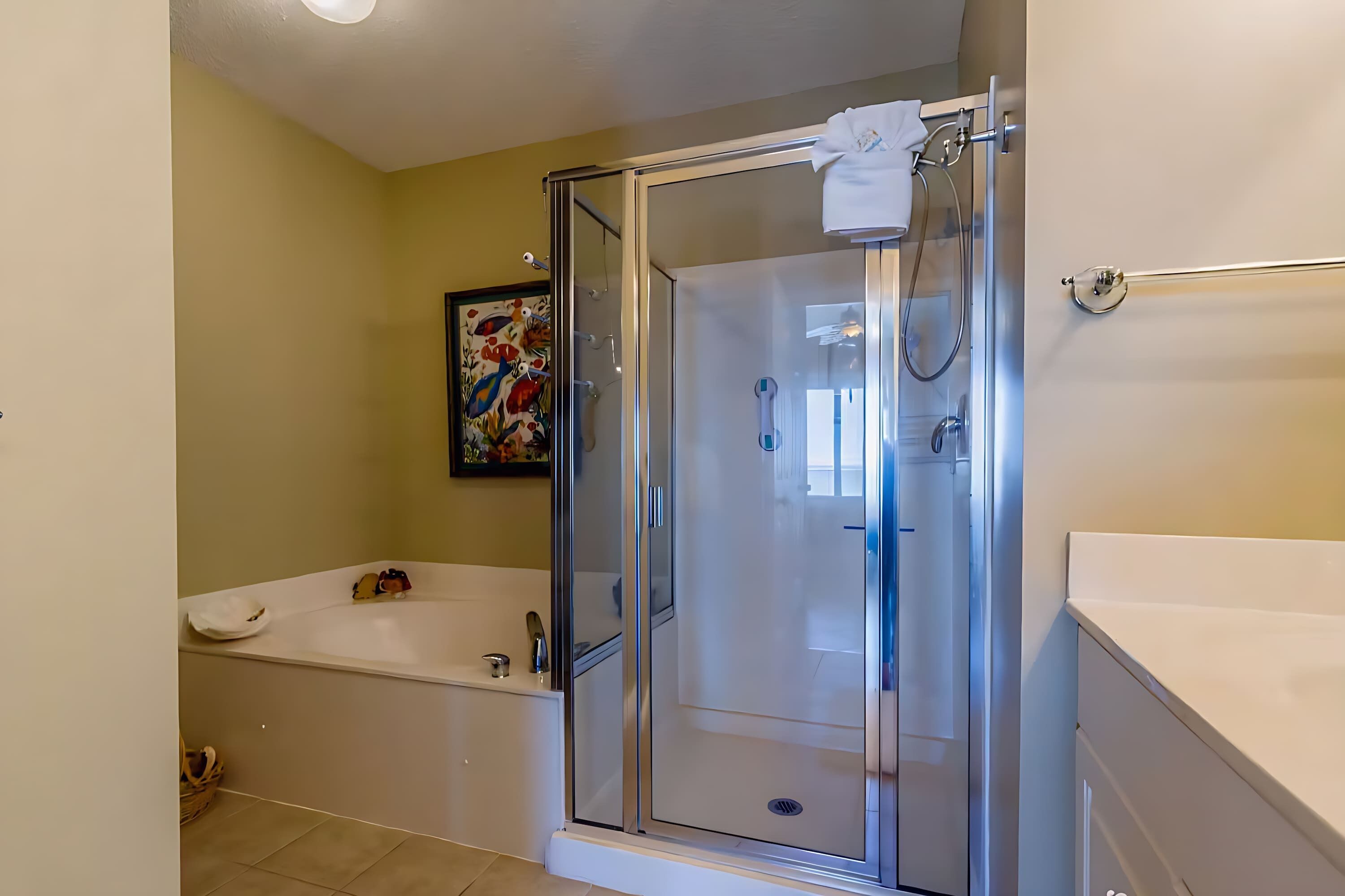 Une salle de bain moderne avec une douche à parois de verre, une baignoire blanche et un meuble-lavabo blanc.