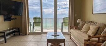 Spacious 3-bedroom Beachfront Condo Pool, Large Balcony