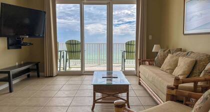Spacious 3-bedroom Beachfront Condo Pool, Large Balcony