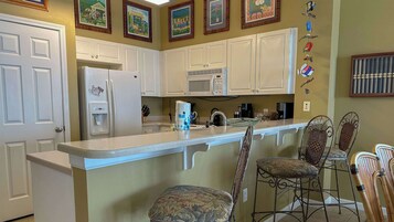 公寓式客房, 多张床, 阳台, 海洋景观 (Windemere 501) | 私人厨房