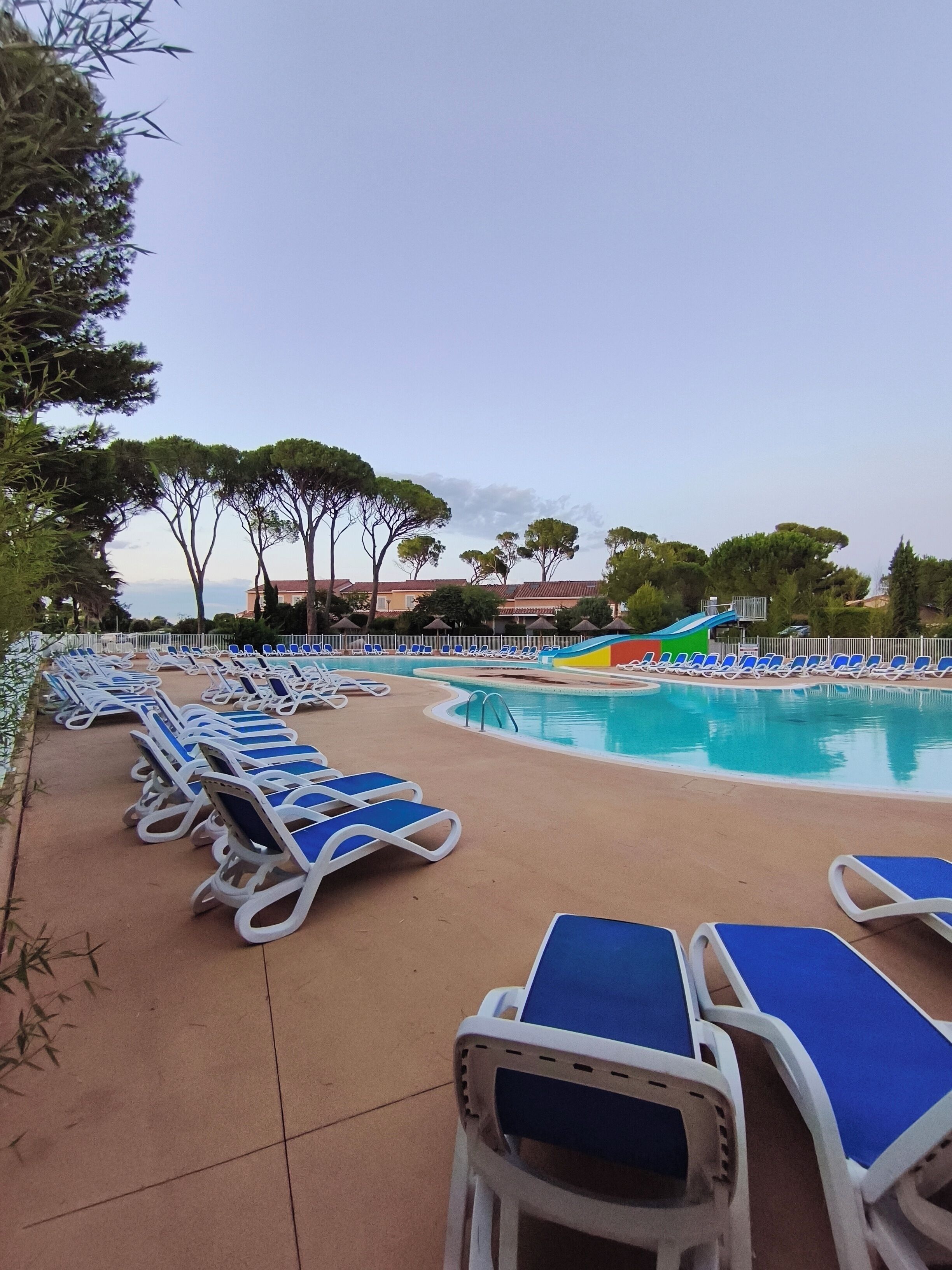 Una piscina cubierta, una piscina al aire libre