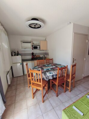 Dining - Mor Breizh, small cottage. (Calvisson)