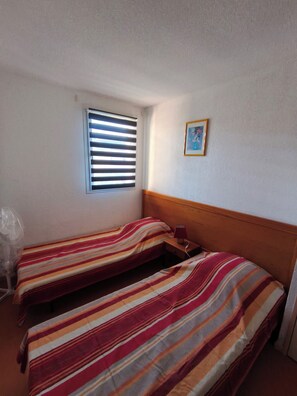 2 bedrooms, travel crib, bed sheets