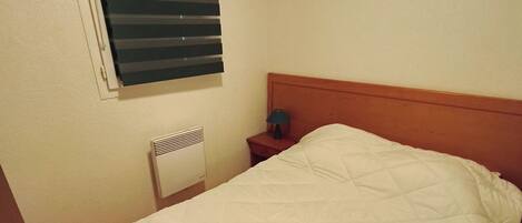2 bedrooms, travel cot, bed sheets