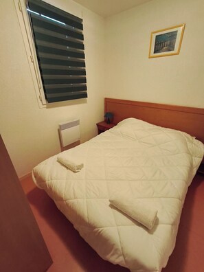 2 bedrooms, travel cot, bed sheets - Mor Breizh, small cottage. (Calvisson)