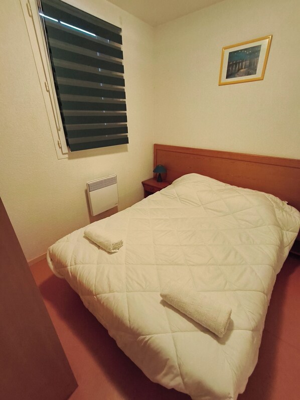 2 chambres, lit parapluie, draps fournis