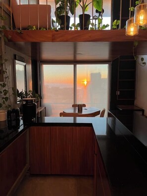 Kühlschrank, Mikrowelle, Herdplatte, Wasserkocher mit Kaffee-/Teezubehör