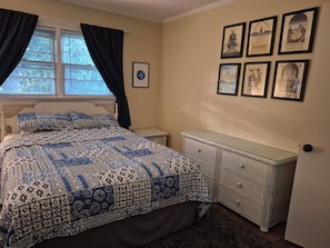 2 bedrooms, desk, free WiFi, bed sheets - Charming 2-bed/2-bath house within a 15-minute walk to the downtown waterfront. (Washington)