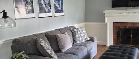 Smart-TV, Kamin, Bücher