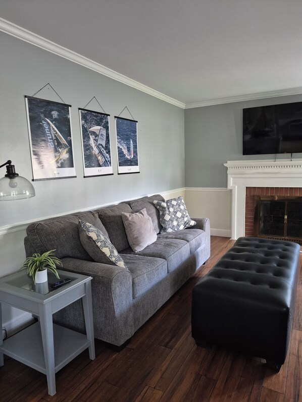 Smart TV, fireplace, books - Charming 2-bed/2-bath house within a 15-minute walk to the downtown waterfront. (Washington)