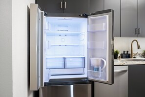 Fridge, microwave, oven, stovetop - Near Beach & Airport w/King Bed, EV Charger, Free Parking (San Diego)