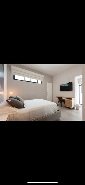 خزنة داخل الغرفة ومكتب ومساحة عمل للكمبيوتر المحمول وستائر تعتيم