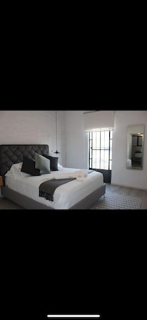 Caja de seguridad en la habitación y escritorio