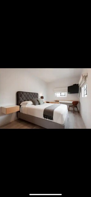 客房内保险箱、办公桌、笔记本电脑工作区、遮光窗帘