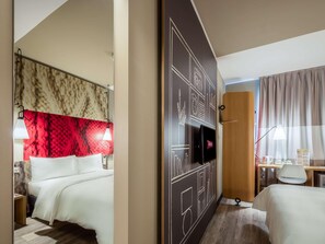 A hotel room with a bed, a desk, a television, and a wardrobe. - Ibis Istanbul West (Istanbul)