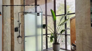 Suite Junior, vista città | Bagno | Doccia, soffione a pioggia, set di cortesia gratuito, asciugamani