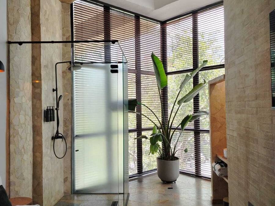 Suite junior, vista a la ciudad | Baño | Regadera, regadera tipo lluvia, amenidades de baño gratuitas, toallas