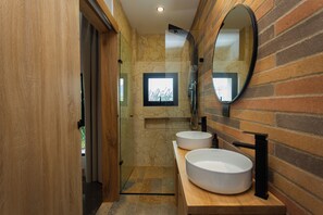 Deluxe Studio Suite | Bathroom | Shower, rainfall showerhead, free toiletries, towels - Hotel Boutique Obelisco (Medellín)