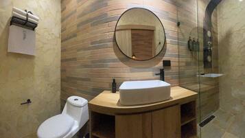 Deluxe Double Room | Bathroom | Shower, hydromassage showerhead, free toiletries, towels