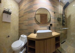 Deluxe Double Room | Bathroom | Shower, hydromassage showerhead, free toiletries, towels