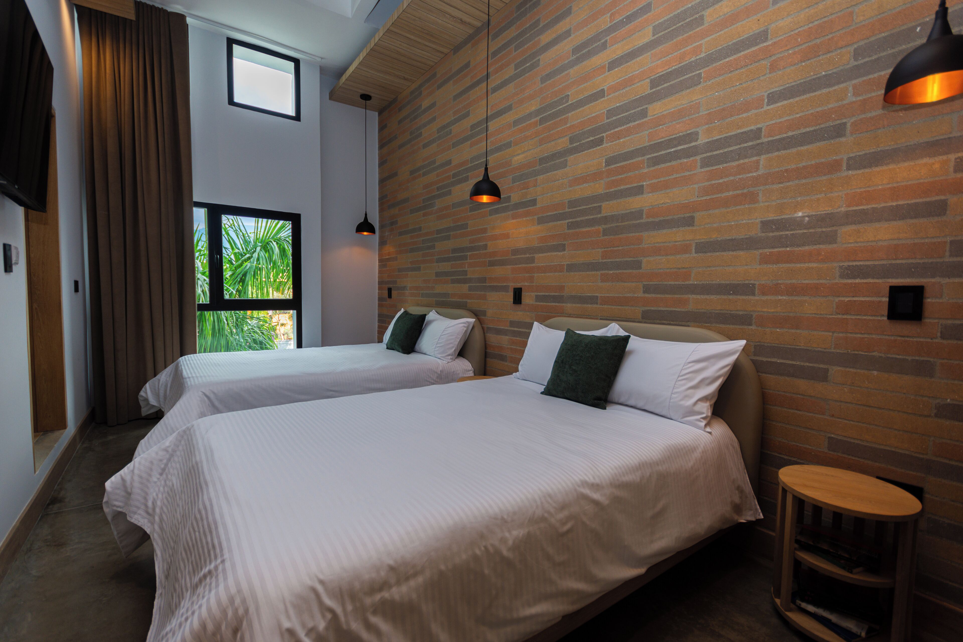 Kamar Quadruple Deluks, pemandangan kota | Seprai premium, selimut bulu angsa, dan meja kerja