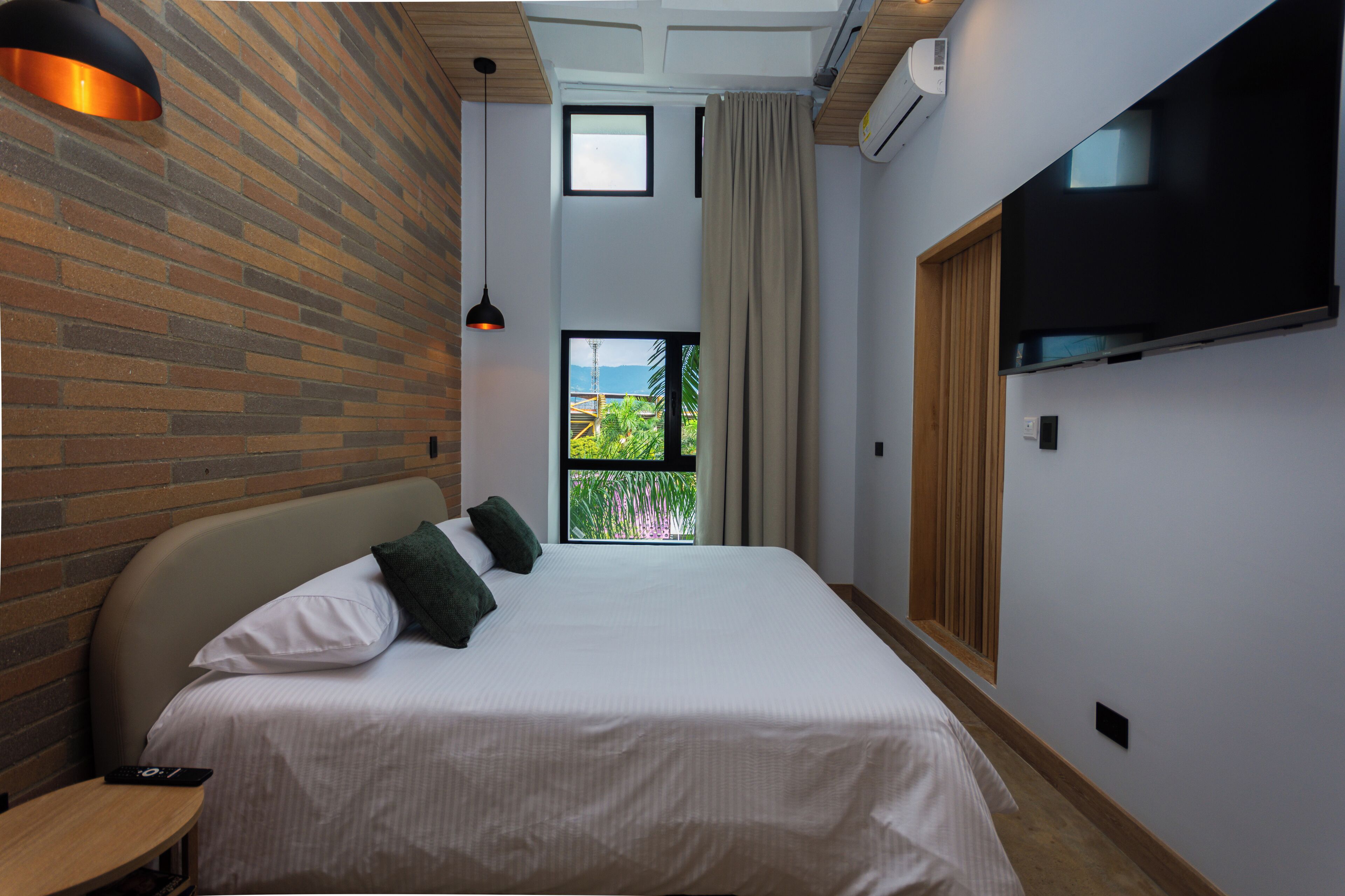 Kamar Double Mewah, pemandangan kota | Seprai premium, selimut bulu angsa, dan meja kerja