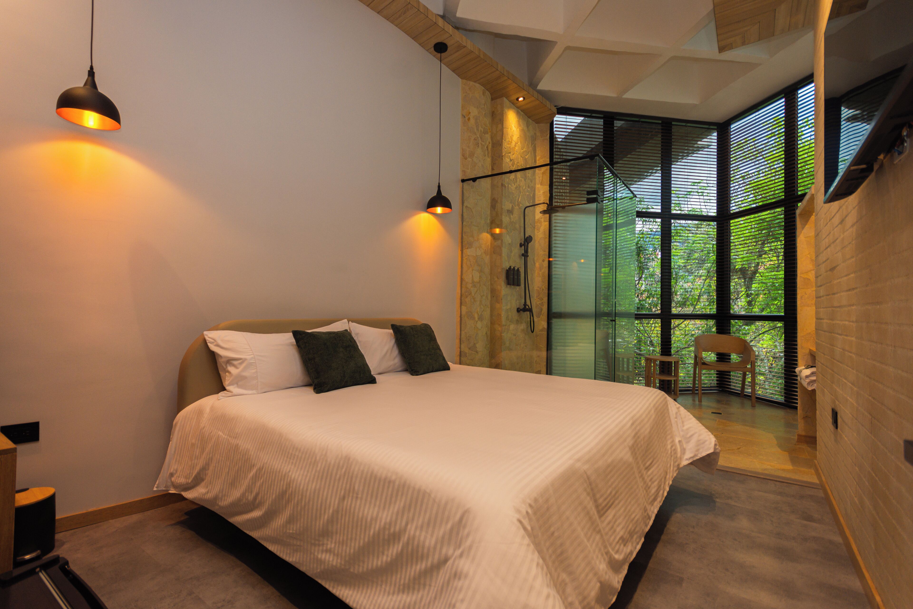 Suite Junior, pemandangan kota | Seprai premium, selimut bulu angsa, dan meja kerja