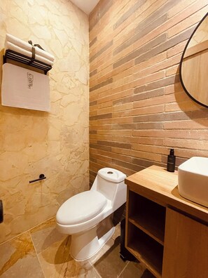 Habitación doble Deluxe | Baño | Regadera, regadera con hidromasaje, amenidades de baño gratuitas