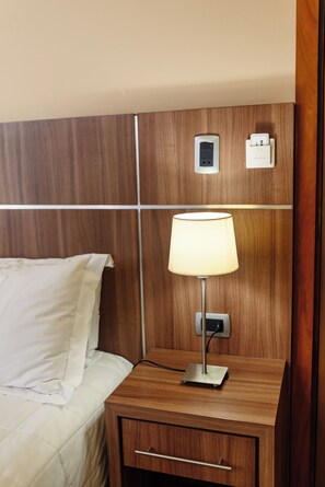 Superior kamer, 1 twee- of 2 eenpersoonsbedden | Een kluis op de kamer, een bureau, een laptopwerkplek, gratis wifi