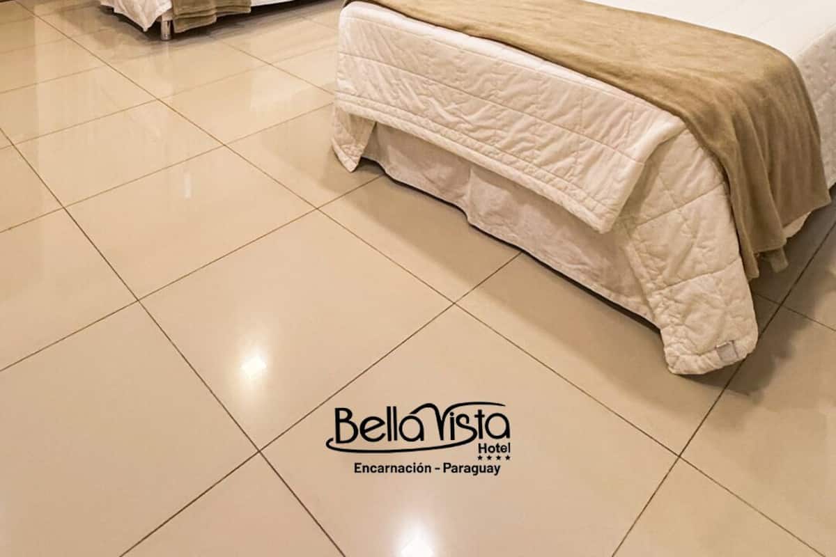Habitación triple Confort | Ropa de cama de alta calidad, edredones de plumas, caja fuerte