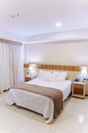 Habitación superior con 1 cama matrimonial o 2 individuales | Caja de seguridad en la habitación y escritorio