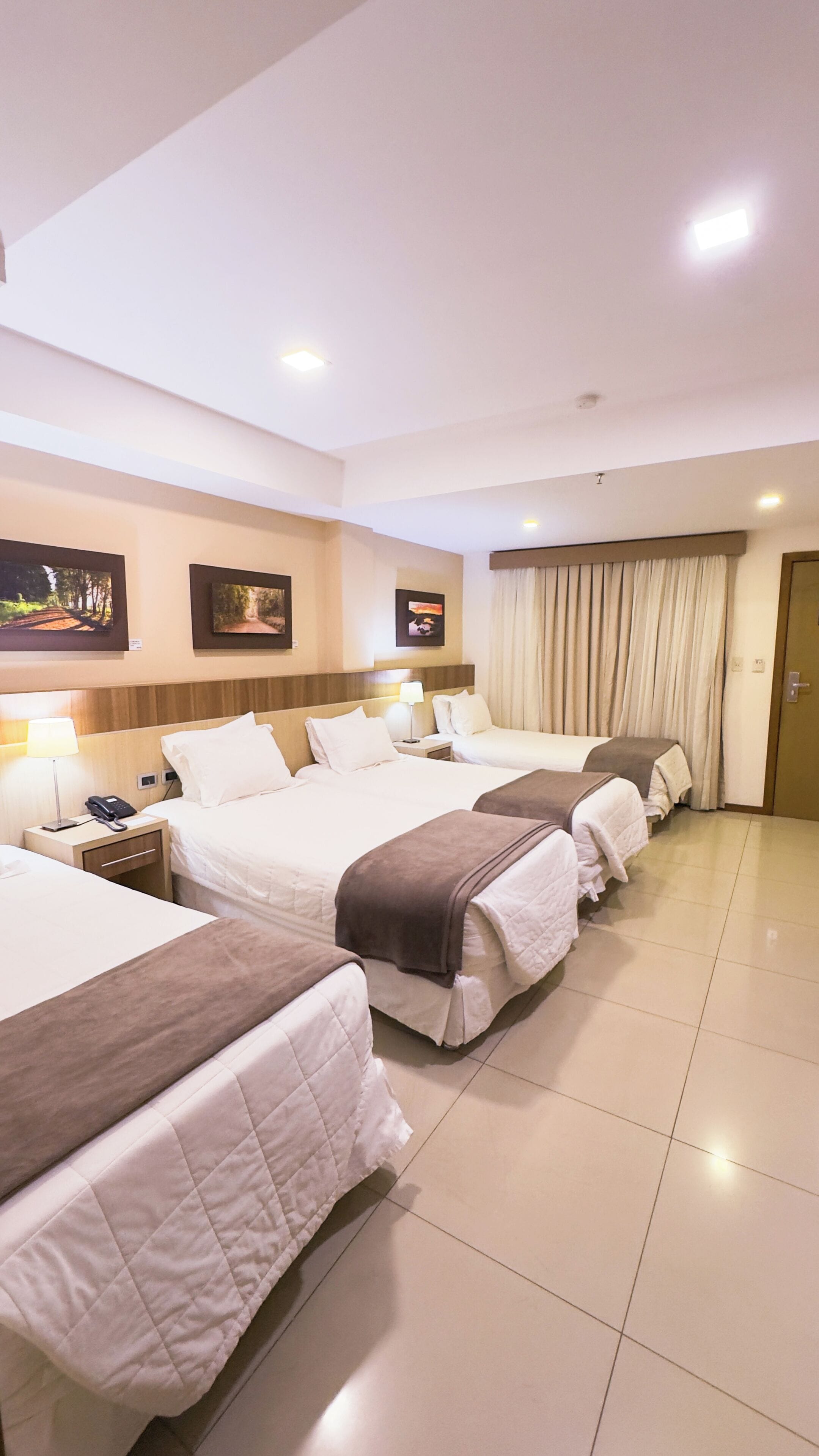 Quarto quádruplo conforto | Roupas de cama premium, edredons de pluma, cofres nos quartos