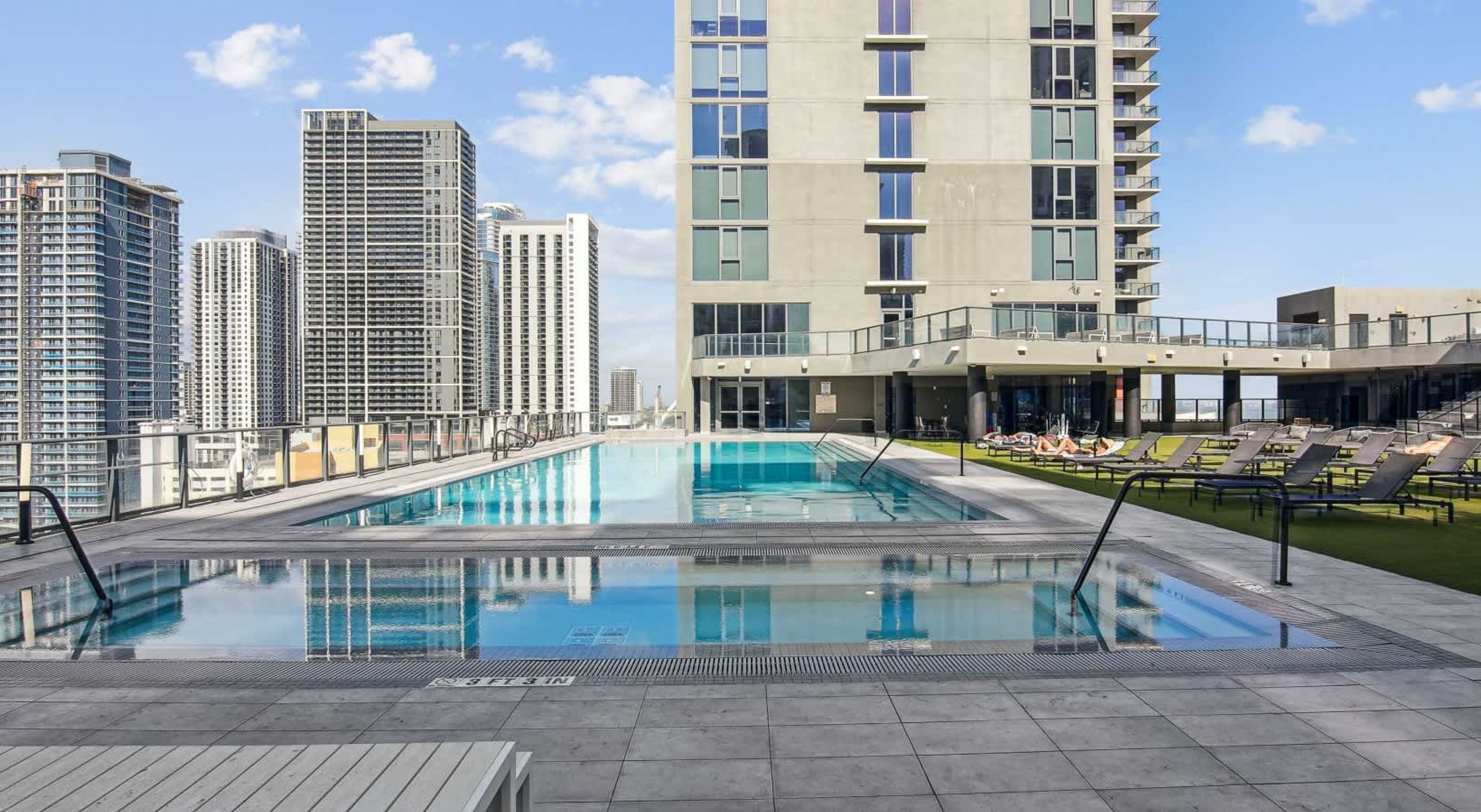 Une piscine sur le toit offrant une vue dégagée sur les immeubles environnants.