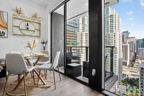 Studio | Living area | Stereo - CBD Luxepad Penthouse Studio 1 King Bed Gorgeous Bay Views Pool Hottub Gym Restaurants (Miami)