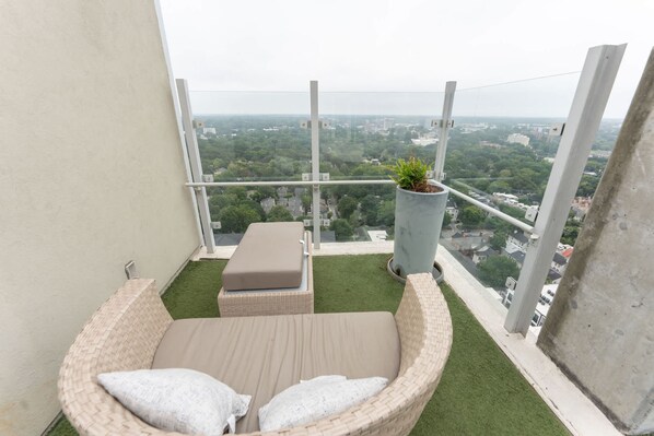 House | Terrace/patio - Midtown Atlanta 1BR Skyline Balcony Corner Condo by Piedmont Park Luxe Pad (Atlanta)