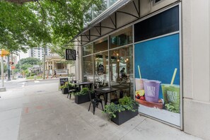 Apartment | 1 bedroom, Internet - Midtown Atlanta 1BR Skyline Balcony Corner Condo by Piedmont Park Luxe Pad (Atlanta)