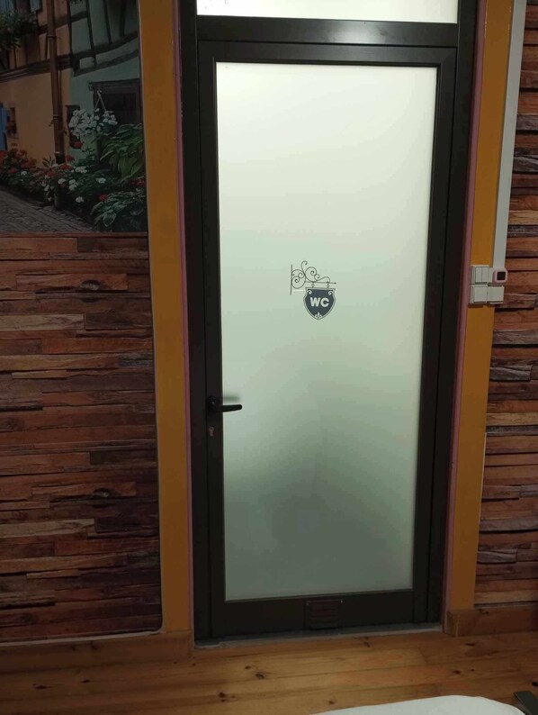 Executive suite, terras, uitzicht op de binnenplaats | Individueel gedecoreerd, individueel gemeubileerd, een laptopwerkplek