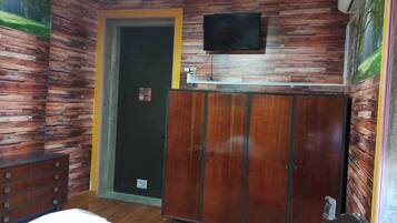 Executive Suite, Patio, Courtyard View | Individually decorated, individually furnished, laptop workspace