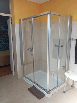Quarto casal clássico, varanda, vista para o pátio | Banheiro | Chuveiro, produtos de toalete grátis, toalhas de banho, sabonete