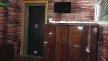 Executive Suite, Patio, Courtyard View | Bathroom | Free toiletries, towels, soap, toilet paper