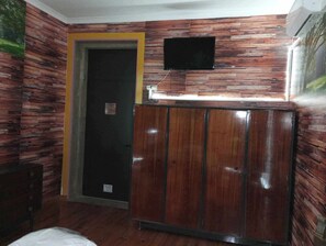 Executive Suite, Patio, Courtyard View | Bathroom | Free toiletries, towels, soap, toilet paper