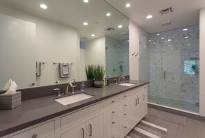 Shower, hair dryer, towels, soap - Bayside Retreat - Bay Views in Walkable Coronado (Coronado)