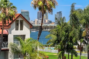 Property grounds - Bayside Retreat - Bay Views in Walkable Coronado (Coronado)