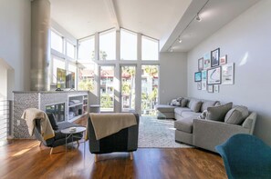 Interior - Bayside Retreat - Bay Views in Walkable Coronado (Coronado)