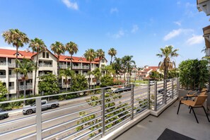 Property grounds - Bayside Retreat - Bay Views in Walkable Coronado (Coronado)
