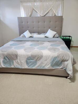 4 bedrooms, desk, iron/ironing board, free WiFi