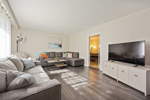 TV - Severin Poolside Retreat (Sarnia)