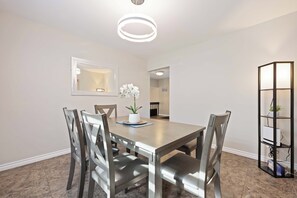 Dining - Severin Poolside Retreat (Sarnia)